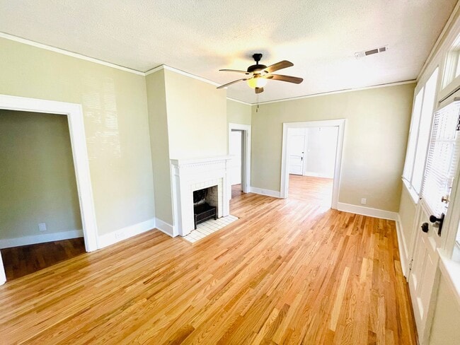 Building Photo - ** 3 Bed 2 Bath located in Capitol Heights...