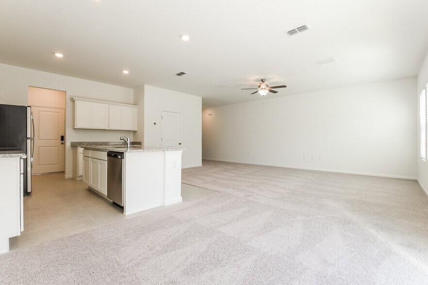 Building Photo - 2061 Hemingway Cir