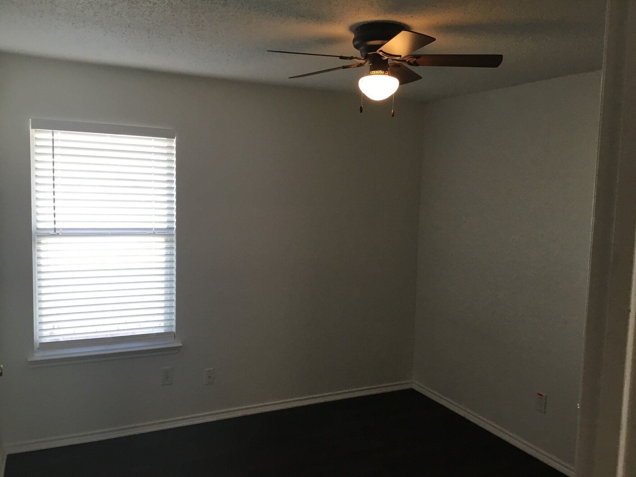 Building Photo - 902 Pryor Dr
