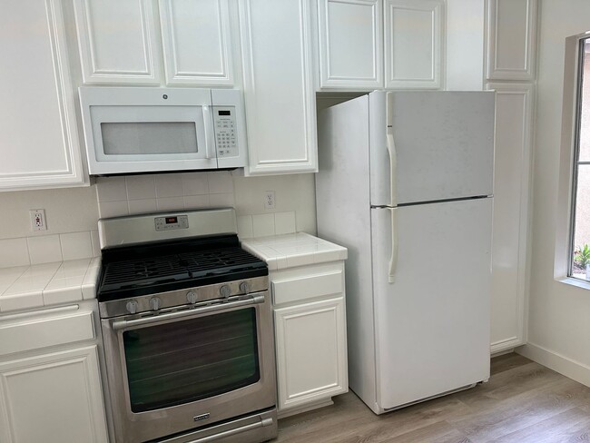 Building Photo - Centrally Located Townhome w/ 2 Car Garage...