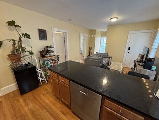 Building Photo - No Brokers Fee, No Last Month Rent, In Unit Washer and Dryer, Recently Renovated Unit.
