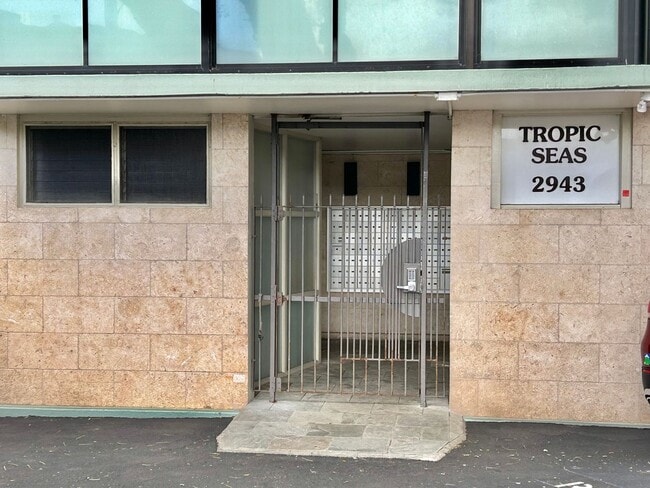 Building Photo - Tropic Seas one bdrm., one bath apartment, Oceanfront property, by Diamond Head and Kapiolani Park!