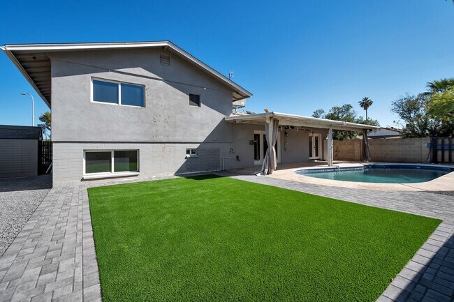 Building Photo - Amazing Tri-level close to ASU with Pool