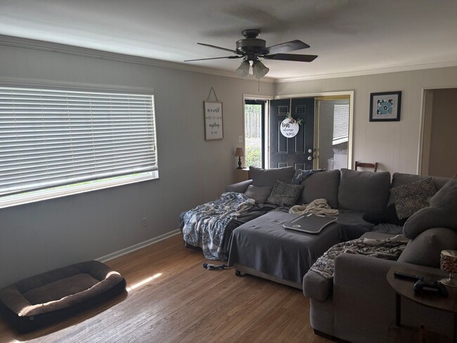 Building Photo - Charming 3BR/ 2BA Home in a Prime Location...