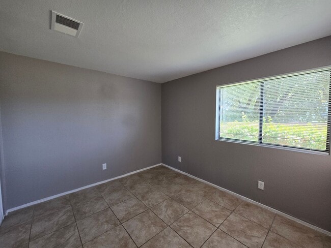 Building Photo - Charming 2-Bedroom Condo in Gated Communit...