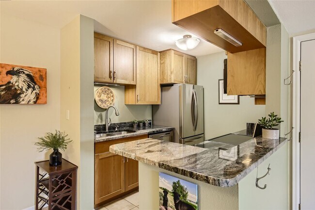 Building Photo - Updated 2 Bed 2 Bath Hunter Creek Condo W/Community Pool