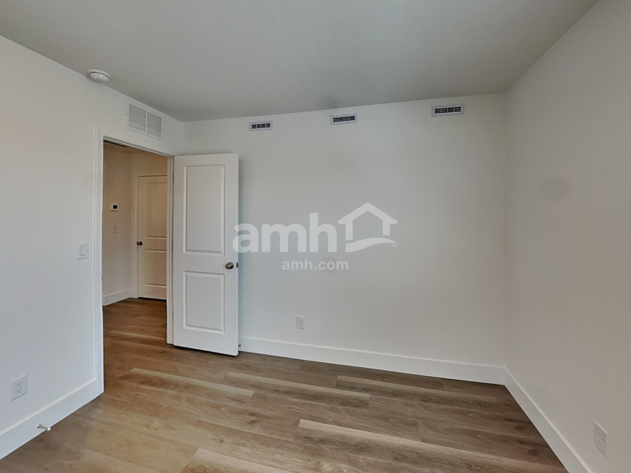 Building Photo - 5824 Vaes Dothrak St