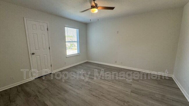 Building Photo - 8342 Century Point Dr N