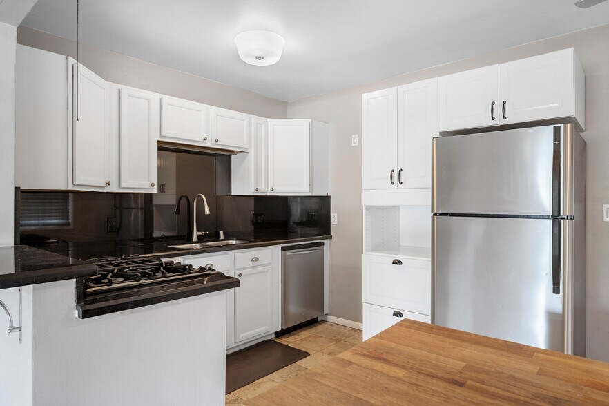 Building Photo - 16026 Valerio St