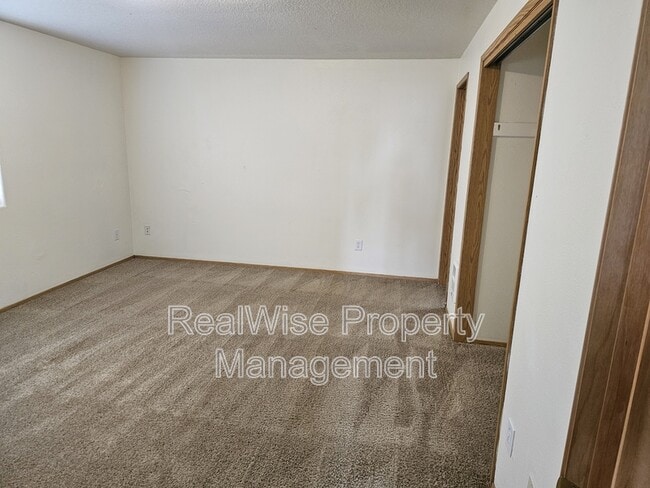 Building Photo - 6101 NE 44th Cir