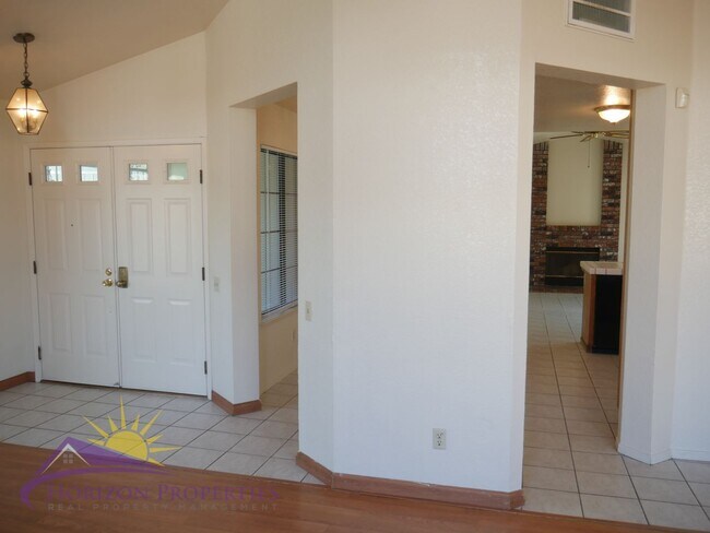 Building Photo - Bright 3 Bed 2 Bath 1,477 Sq. Ft. Sacramen...