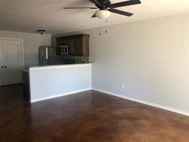 Building Photo - 3 bedroom, 2 bath DUPLEX!