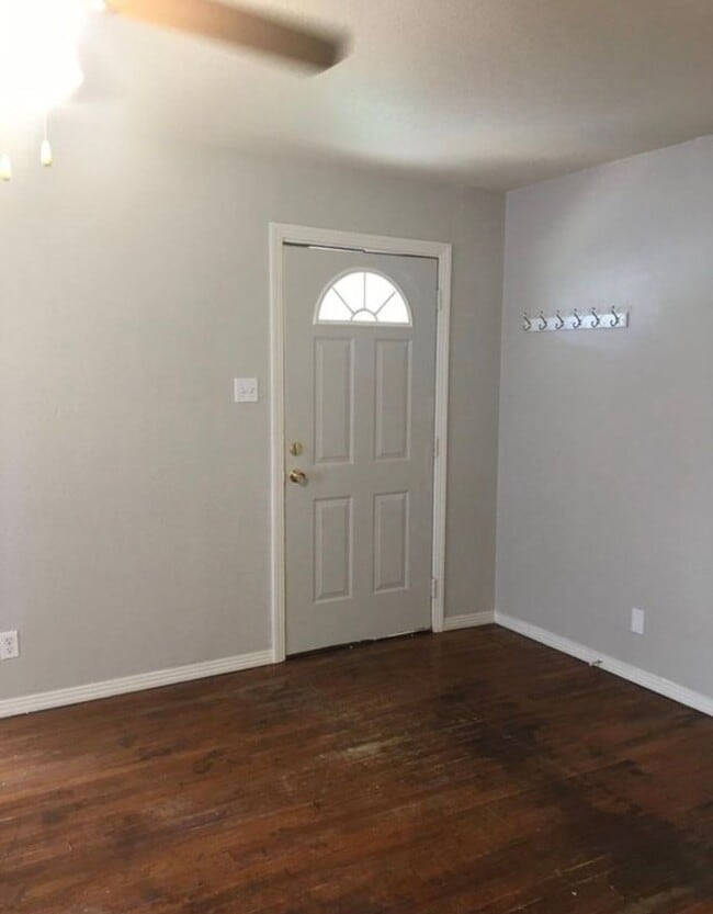 Building Photo - 3 bedroom