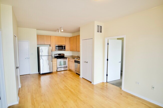 Building Photo - 1 E 8th St