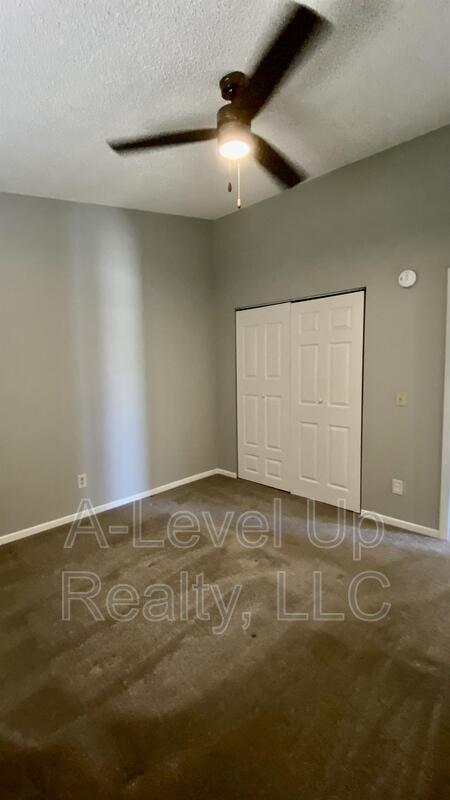 Building Photo - 417 E Thoroughbred St