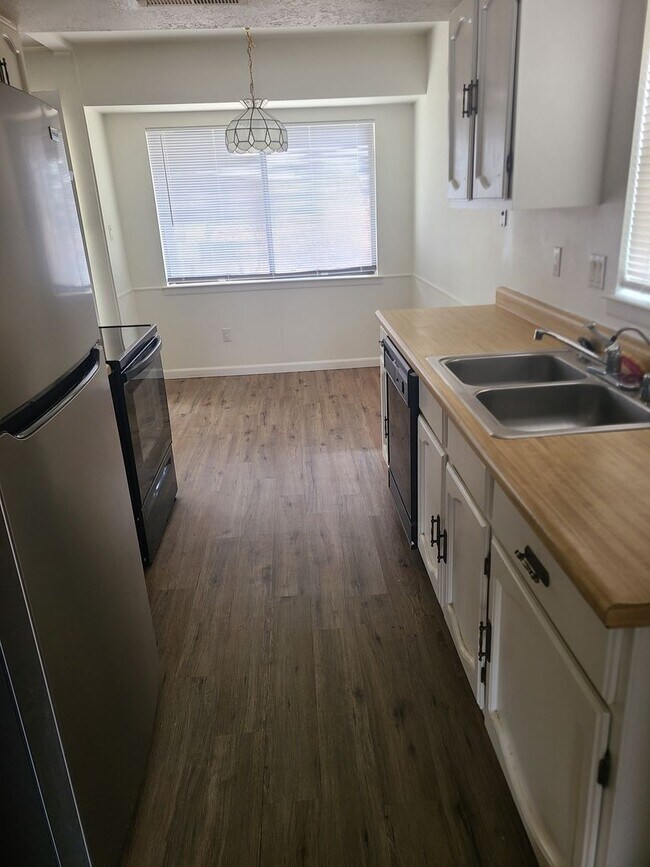 Building Photo - GREAT 3BR/2BA Home in Nice NE Heights Area SHOWING 2/10 5PM