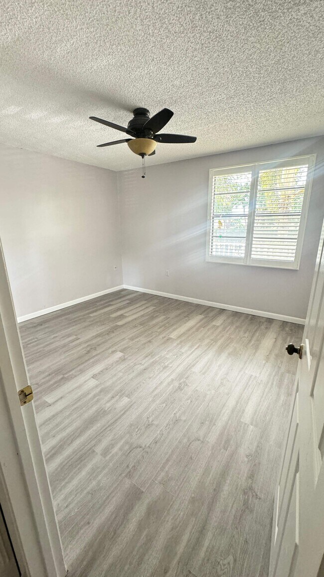 Building Photo - 6049 Balboa Cir