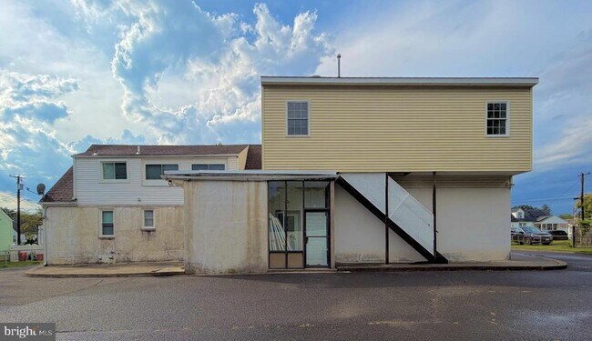 Building Photo - 10 Webster Ave