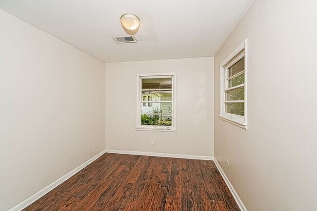 Building Photo - $1,199! 3Bed/ 1 Bath House! North of Birmingham! Save 50% off the first full month's rent. Apply ...