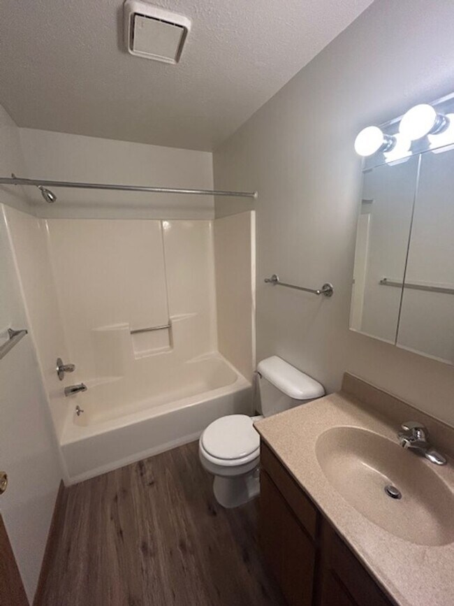 Building Photo - 2 bedroom 1 bath, middle floor apartment w...