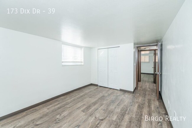 Building Photo - Spacious Contemporary Living: 2 Bed, 1 Bat...