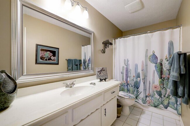 Secondary Bath - 16 Warwick Ln