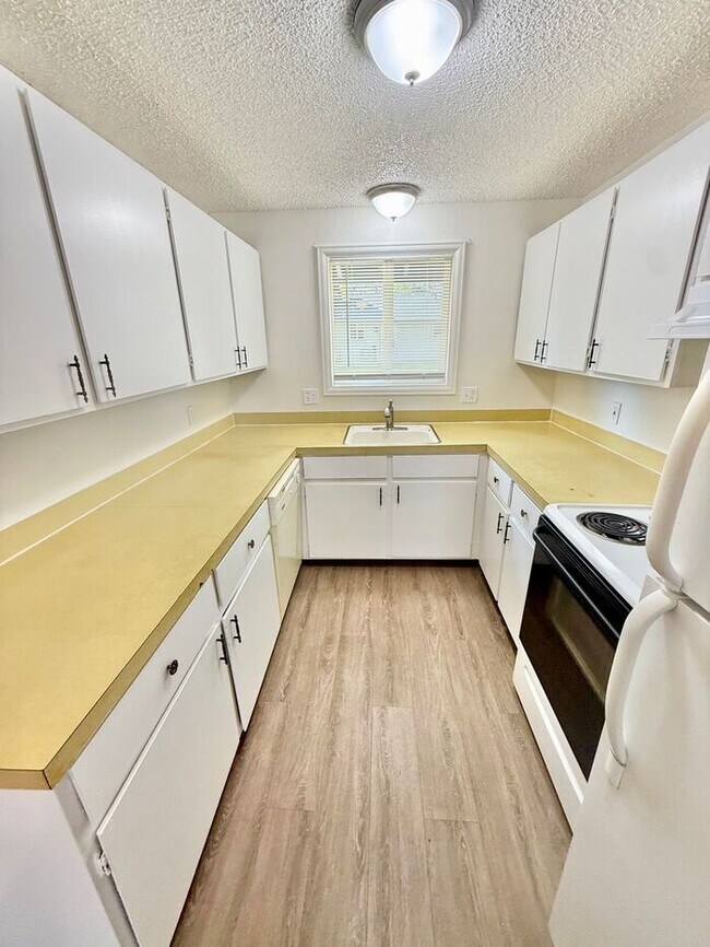 Building Photo - Updated 2 bedroom apartment in north Loveland! Rent Includes Water/Sewer/Gas/Trash/Common Area El...