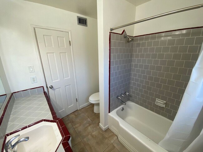 Building Photo - Great Location, Beautiful Pool! (Lease out...