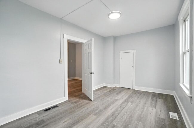 Building Photo - Newly Renovated, Large Home in Dayton!!