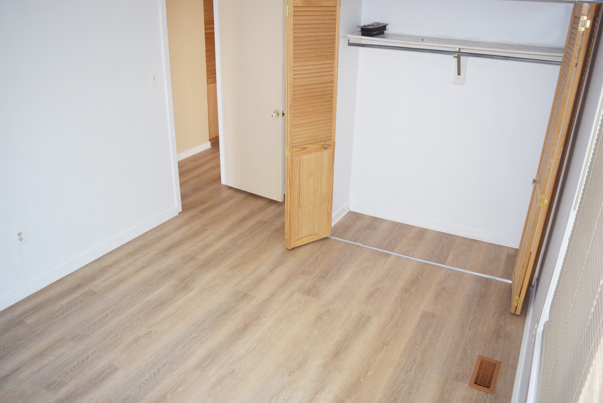 Building Photo - 9745 Lake Shore Dr