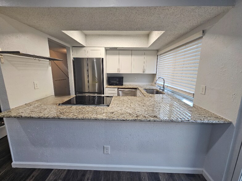 Building Photo - 2102 Via Corona