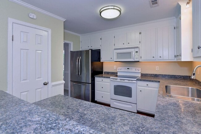 Building Photo - Spacious End-Unit Townhome