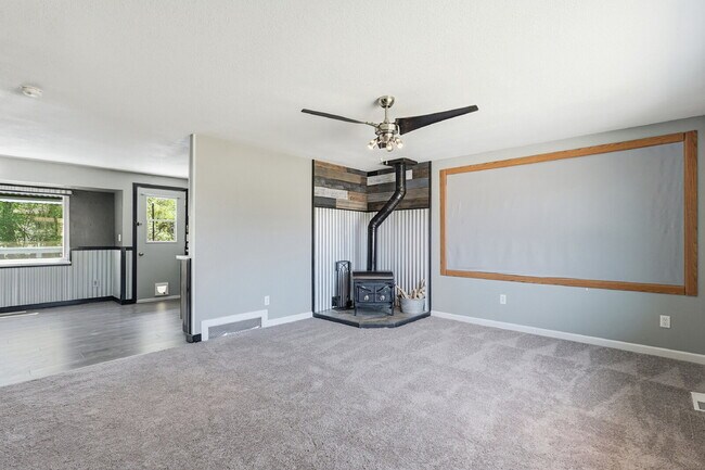 Building Photo - $2,040.95, 3-bed, 2-bathroom located in Colorado Springs with a large backyard