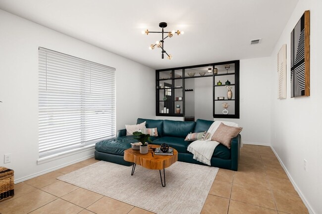 Building Photo - Sunny & Stylish Mission Home!