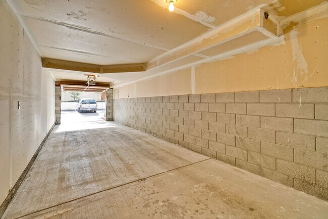 Building Photo - Recently upgraded Condo in a highly desirable location in Sunnyvale.