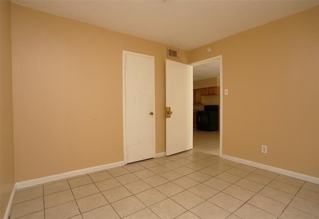 Building Photo - 2460 W Shane St