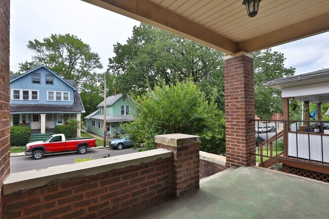 Building Photo - 4 Bedroom North Campus Newly Remodeled House with 2 Decks and Patio