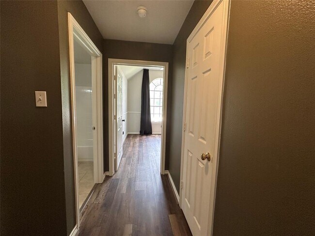Building Photo - 243 Fantasy Ln