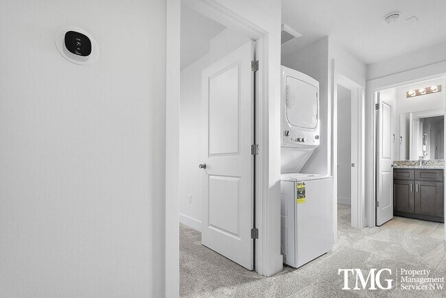 Building Photo - $1000 OFF THE 1ST MONTHS RENT!  APPLY TODAY!