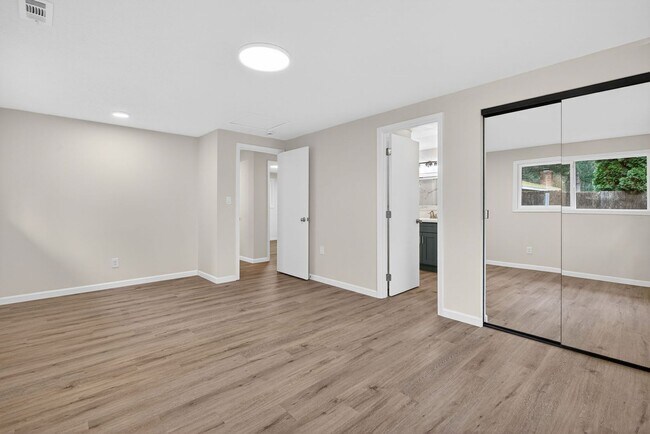 Building Photo - Updated 4BD Lake Oswego Home - Prime Location