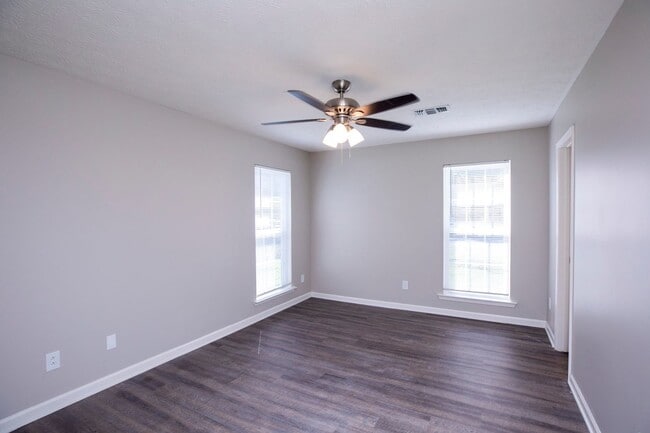 Building Photo - ** 3 Bed 2 Bath located off Wares Ferry rd...