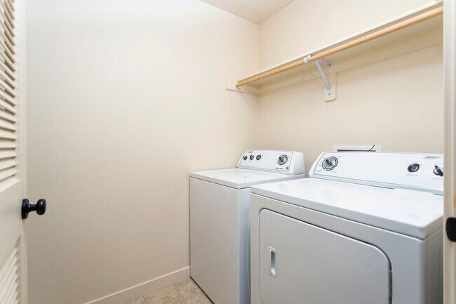 Building Photo - 2BD 2.5BA + Bonus Room/Den/Office Townhouse w/Garage + AC + Washer/Dryer Included