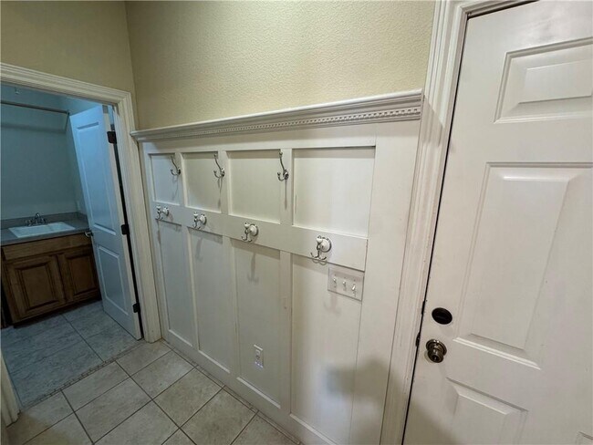 Building Photo - 407 Lyndal Ln