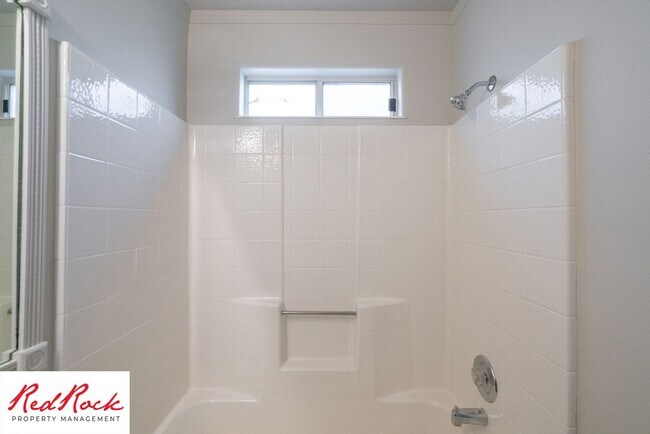 Building Photo - Spacious 3 Bedroom Single-Level Home in Bl...
