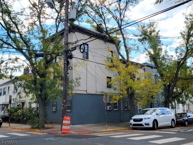 Building Photo - 423 2nd St