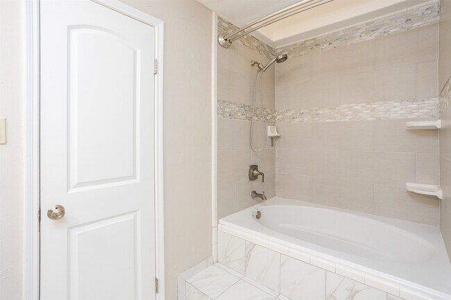 Building Photo - 9800 Pagewood Ln