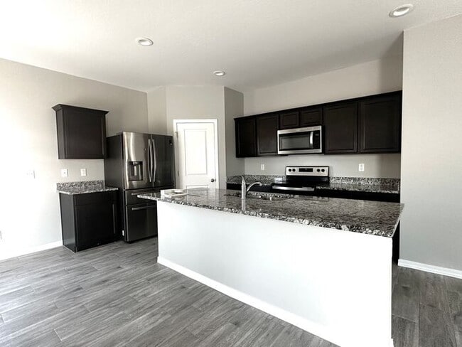 Building Photo - Mission Royal Resort Living Community! 5bd 3ba! Golf Course & Water Park!