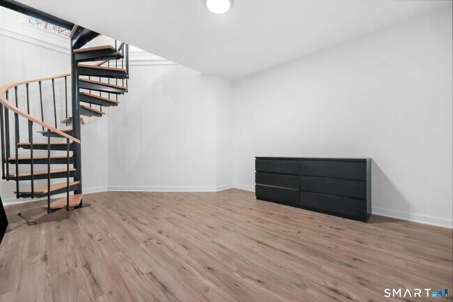 Building Photo - 132 Hope St