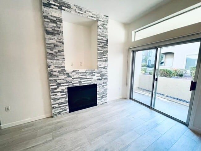 Building Photo - 2305 W Horizon Ridge Pkwy