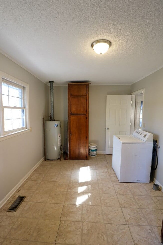 Building Photo - Large Family Home Pell City, AL